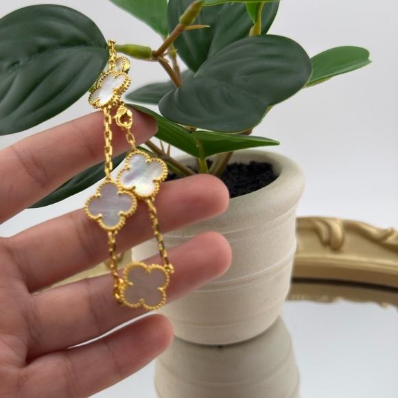 Lucky Alhambra Clover Bracelet – 18K Gold Plated with Logo - Picture 4 of 9